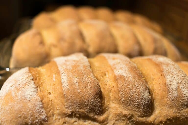 Delicious homemade bread, perfect for breakfast or snacking.